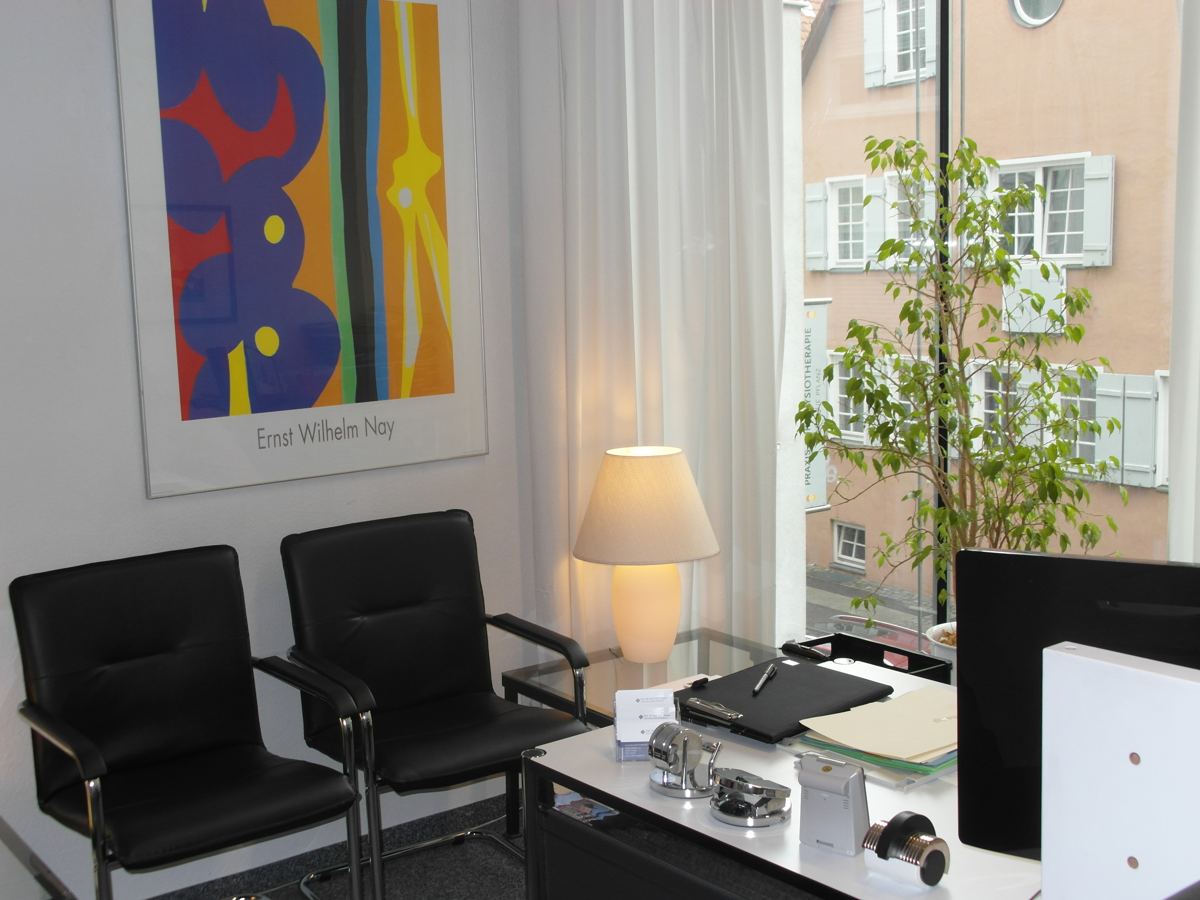 Empfang mit Schreibtisch, Stühlen und Blick auf die Altstadt