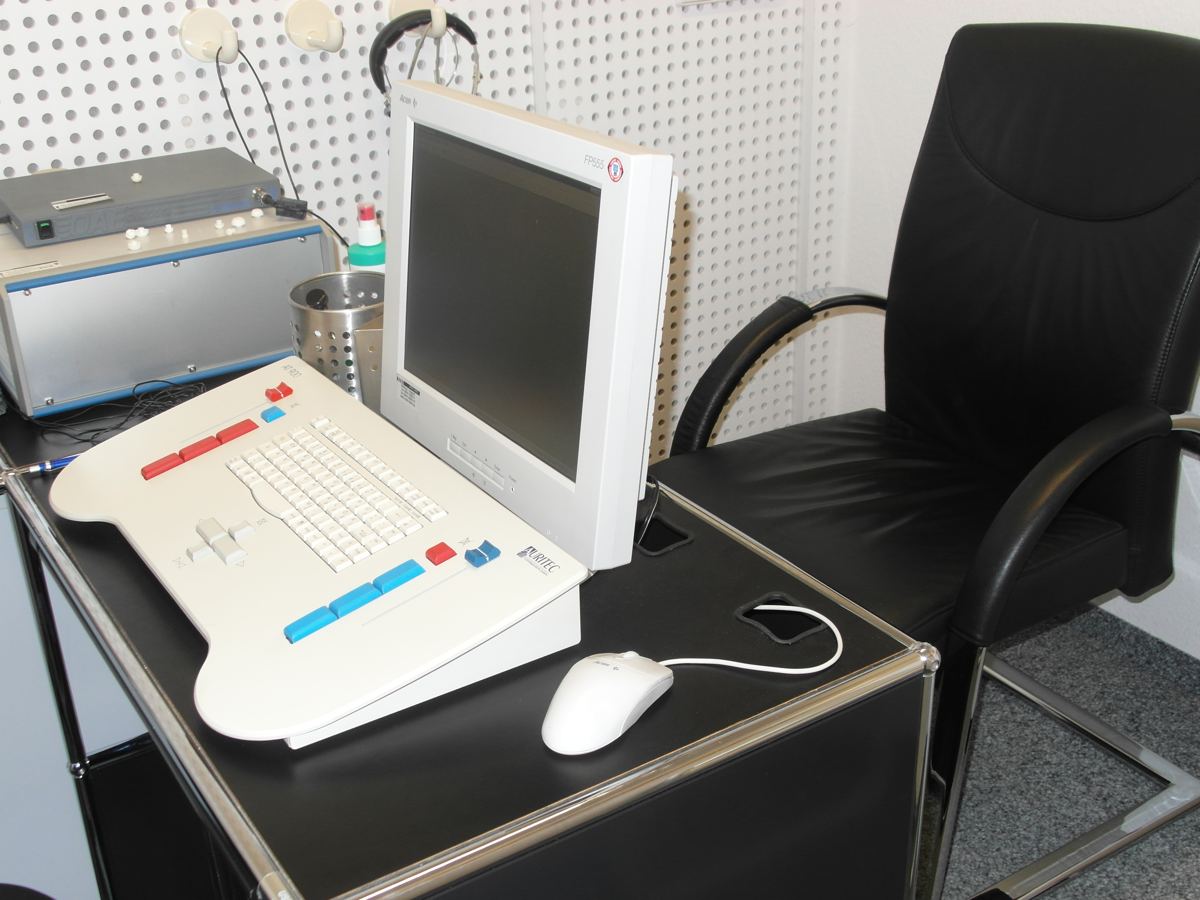 Messplatz für Hörprüfung mit Audiometer